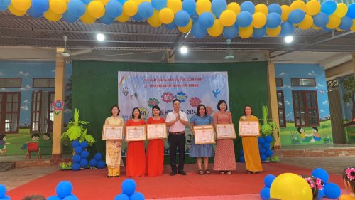 trao giấy khen.jpg