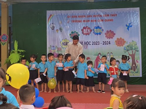 nhận quà chùa vọng.jpg