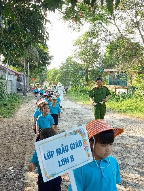 trẻ đi đường.jpg