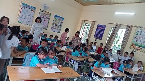 ngồi bàn.jpg