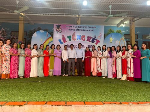 tập thể chụp cùng lđạo.jpg